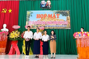 Lãnh đạo Sở GD&ĐT chúc tết và tặng quà cho học sinh.