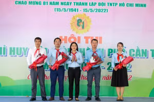 Đồng chí Lư Thị Ngọc Anh, Bí thư Thành đoàn Cần Thơ tặng hoa cho đại biểu tham dự cuộc thi (ảnh Minh Trung).