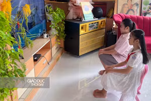 Học sinh Cần Thơ tham dự lễ khai giảng qua đài truyền hình.