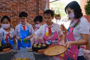 Hoạt động trải nghiệm bếp ăn của học sinh Trường TH Ngô Quyền.