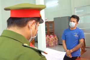 Đối tượng Trần Chí Hùng đang nghe đọc lệnh khởi tố, bắt tạm giam (CA An Giang cung cấp)