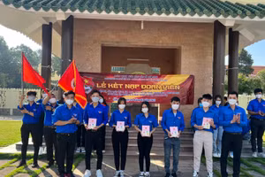 Đoàn Trường Cao đẳng Nghề Cần Thơ tổ chức lễ kết nạp Đoàn viên trong tháng Thanh niên 2022.