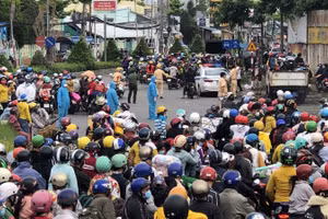 Hình ảnh lực lượng chức năng tổ chức phân luồng dòng người dân tự phát đổ về địa phương.