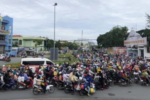 Hình ảnh người dân tự phát về quê được lực lượng an ninh phân luồng và bố trí điểm cách ly tập trung tại Sóc Trăng. (Ảnh: Xuân Lương).