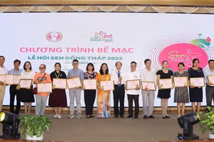 Ban Tổ chức Lễ hội khen thưởng cho các gia đình, cá nhân đã có thành tích tiêu biểu.