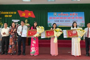 Lãnh đạo Sở GD&ĐTtỉnh Đồng Tháp trao thưởng “Viên phấn Vàng” cho giáo viên đạt thành tích cao của Hội thi.