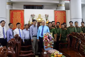 Lãnh đạo tỉnh An Giang thăm và chúc Tết cán bộ, chiến sĩ Công an thành phố Long Xuyên (Ảnh CTTĐT An Giang).