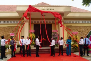 Các đại biểu thực hiện nghi thức khánh thành nhà trưng bày “Chủ tịch Hồ Chí Minh với Cách mạng Việt Nam” (ảnh HH)