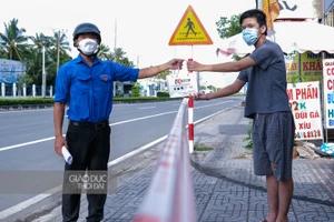 Anh Nguyễn Hoàng Kiệt, Bí thư Đoàn phường An Thới trao thiết bị cho học sinh khó khăn trên địa bàn quận Bình Thủy.