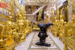 Sảnh chính tầng trệt của "Ngôi nhà dát vàng".