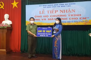 Bà Trần Thị Ngọc Diễm, Giám đốc Sở GD&ĐT An Giang tiếp nhận 100 xe đạp do Công an An Giang trao tặng.