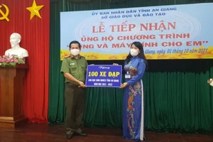 Bà Trần Thị Ngọc Diễm, Giám đốc Sở GD&ĐT An Giang tiếp nhận 100 xe đạp do Công an An Giang trao tặng.