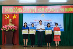 Ông Trần Thanh Bình, Giám đốc Sở GD&ĐT Cần Thơ trao bằng khen của Công đoàn GD Việt Nam cho các cá nhân có thành tích xuất sắc trong năm học 2021-2022.