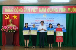 Ông Trần Thanh Bình, Giám đốc Sở GD&ĐT Cần Thơ trao bằng khen của Công đoàn GD Việt Nam cho các cá nhân có thành tích xuất sắc trong năm học 2021-2022.