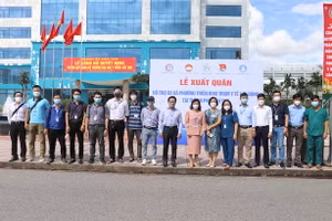 Lãnh đạo Trường ĐH Y dược Cần Thơ tổ chức lễ xuất quân đưa bác sĩ, sinh viên lên đường hỗ trợ thành phố chống dịch. (Ảnh NTCC)