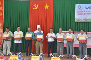 Tuyên dương tại buổi lễ.