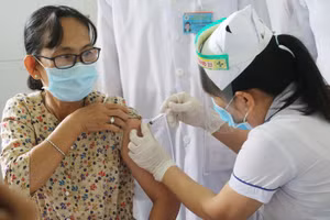 Tiêm vắc xin cho nhân viên y tế tại Bệnh viện Đa khoa Khu vực Hồng Ngự (Cổng TTĐT Đồng Tháp).