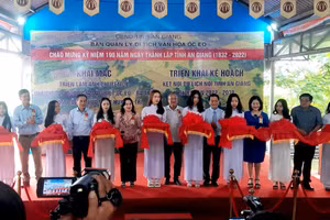 Đại biểu cắt băng khai mạc triển lãm hình ảnh Di tích Quốc gia đặc biệt Óc Eo – Ba Thê.