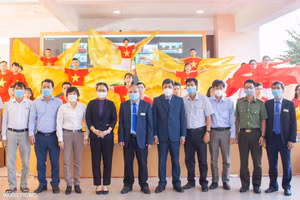 Đại biểu chụp ảnh lưu niệm tại buổi khai mạc cuộc thi.