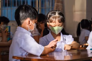 Học sinh vui mừng khi được trở lại trường.