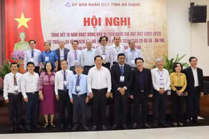 Các đại biểu chụp ảnh lưu niệm tại hội nghị tổng kết.