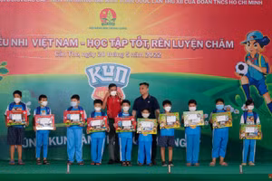 Đồng chí Lê Anh Quân, Phó trưởng Ban Công tác Thiếu nhi T.Ư Đoàn cùng đại diện Nhãn hàng Kun trao học bổng cho các em học sinh.