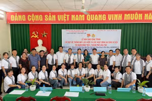 Đại biểu chụp ảnh lưu niệm.