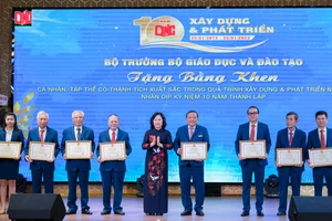 Thứ trưởng Ngô Thị Minh trao Bằng khen của Bộ truởng Bộ GD&ĐT cho tập thể cá nhân Trường Đại học Nam Cần Thơ.