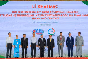 Đại diện lãnh đạo TP. Cần Thơ và các đại biểu chuẩn bị thực hiện nghi thức khai mạc hội chợ.