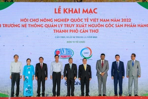 Đại diện lãnh đạo TP. Cần Thơ và các đại biểu chuẩn bị thực hiện nghi thức khai mạc hội chợ.