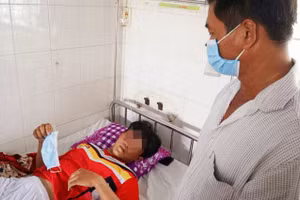 Một HS trên địa bàn huyện Tháp Mười (Đồng Tháp) bị nhóm người vào trường bắt ra ngoài hành hung bị thương.