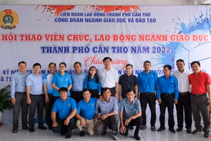 Lãnh đạo Sở và lãnh đạo Công đoành ngành Giáo dục chụp ảnh lưu niệm cùng đại diện các đoàn tham gia hội thao.