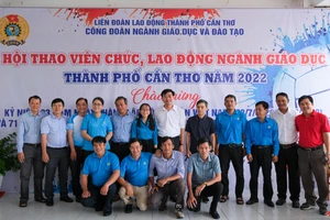 Lãnh đạo Sở và lãnh đạo Công đoành ngành Giáo dục chụp ảnh lưu niệm cùng đại diện các đoàn tham gia hội thao.