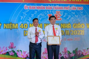 Ông Nguyễn Thực Hiện, Phó Chủ tịch UBND trao bằng khen Bộ GD&ĐT cho đại diện Sở GD&ĐT TP Cần Thơ.