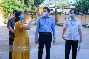 Đoàn kiểm tra tại điểm thi THPT Nguyễn Việt Hồng (quận Ninh Kiều).