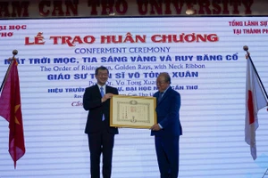 Ông Watanabe Nobuhiro (trái) trao tặng Huân chương Mặt Trời Mọc, Tia Sáng Vàng của Chính phủ Nhật Bản cho GS.TS Võ Tòng Xuân. ​