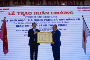 Ông Watanabe Nobuhiro (trái) trao tặng Huân chương Mặt Trời Mọc, Tia Sáng Vàng của Chính phủ Nhật Bản cho GS.TS Võ Tòng Xuân. ​