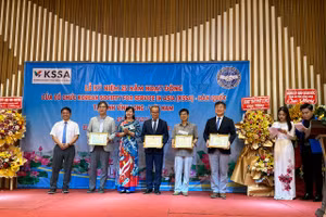 Lãnh đạo địa phương tặng giấy khen cho các thành viên trong tổ chức KSSA 