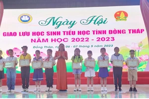 Bà Ngô Thuý Anh, Trưởng phòng Phòng Giáo dục Mầm non - Tiểu học, Sở GDĐT trao thưởng cho học sinh đạt giải.