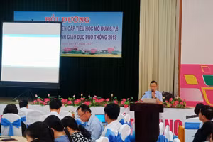 Các học viên trình bày nội dung thảo luận xây dựng môi trường văn hóa.