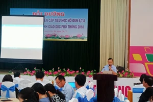 Các học viên trình bày nội dung thảo luận xây dựng môi trường văn hóa.