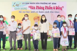 Lãnh đạo thành phố Long Xuyên trao quà cho học sinh có hoàn cảnh khó khăn trong buổi khai mạc “Gian hàng Văn phòng phẩm 0 đồng.