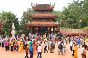 Khách tham quan, du lịch trên địa bàn thành phố đạt khoảng 370.000 lượt.