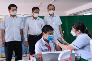 Lãnh đạo thành phố và các sở ban ngành kiểm tra thực tế công tác tổ chức tiêm ngừa cho trẻ từ 5 đến dưới 12 tuổi.