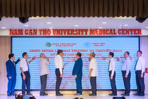 Đại biểu thực hiện nghi thức khai trương.