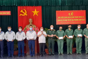 Lãnh đạo Quận uỷ và BCH quân sự Quận Bình Thuỷ tặng quà và chúc mừng quân nhân xuất ngũ trở về địa phương.