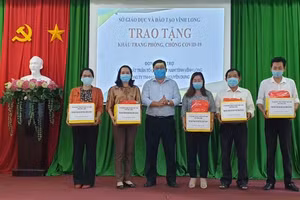 Đại diện ngành GD Vĩnh Long tiếp nhận khẩu trang.