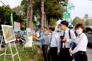 Các đại biểu tham quan tranh, ảnh được triển lãm (ảnh CTTĐT Đồng Tháp).