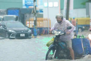 Nhiều tuyến đường ở Cần Thơ ngập nặng gây khó khăn cho người dân di chuyển.