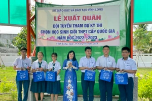 Lãnh đạo Sở GD&ĐT Vĩnh Long tặng quà, động viên tinh thần học sinh.